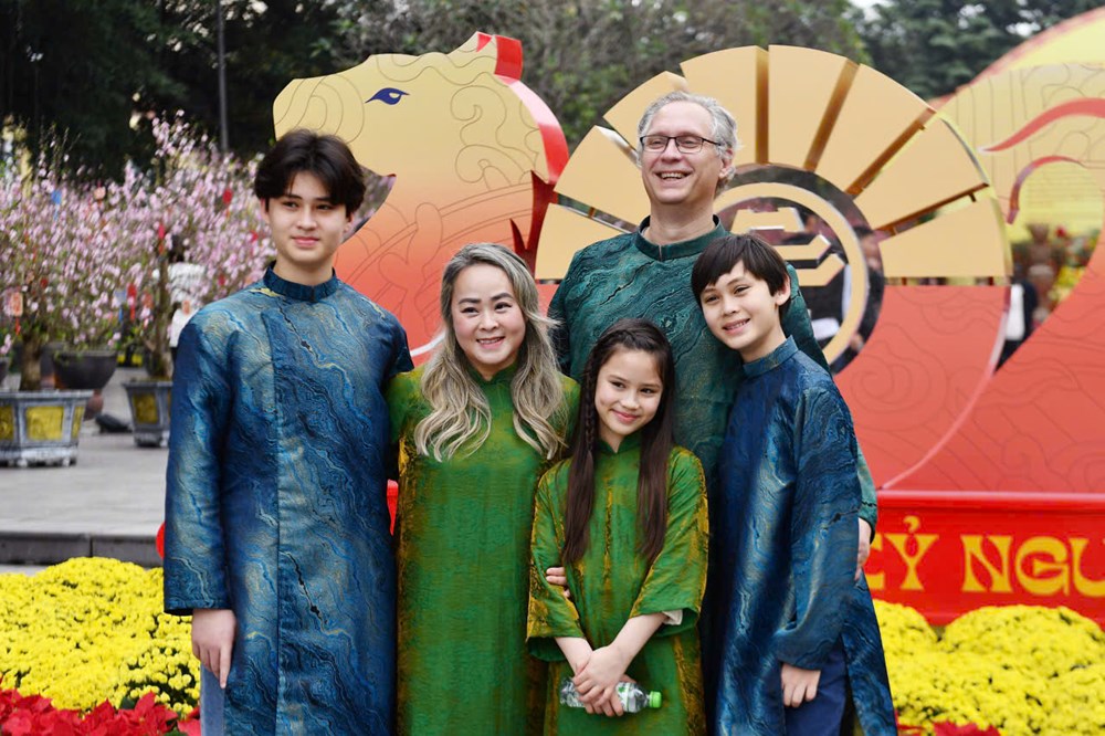 Du khách nô nức check-in không gian hoa xuân Lý Thái Tổ ngày đầu mở cửa - ảnh 4