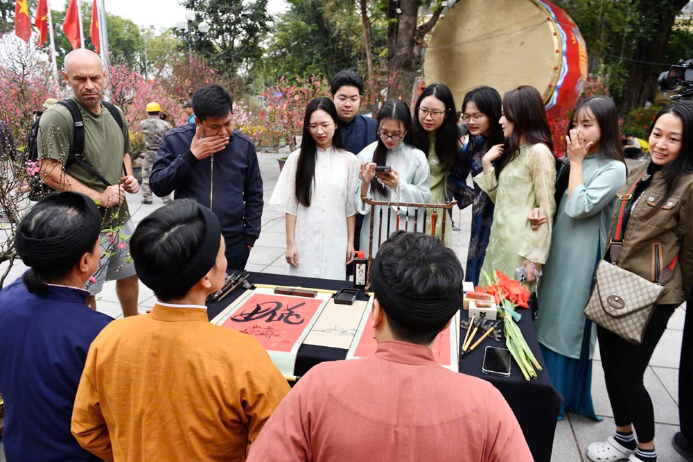 Du khách nô nức check-in không gian hoa xuân Lý Thái Tổ ngày đầu mở cửa - ảnh 6