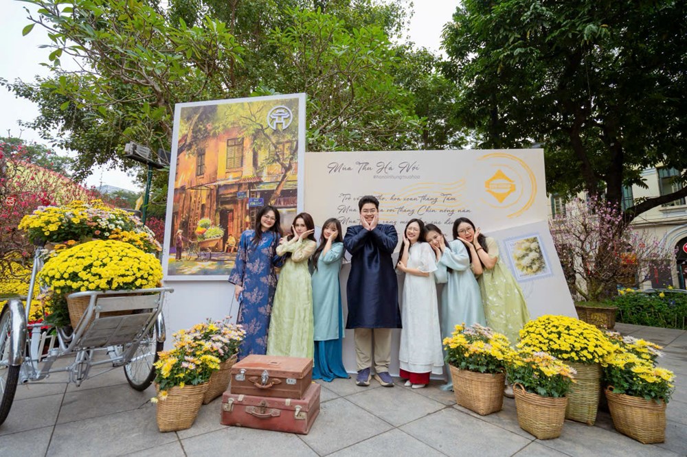 Du khách nô nức check-in không gian hoa xuân Lý Thái Tổ ngày đầu mở cửa - ảnh 5