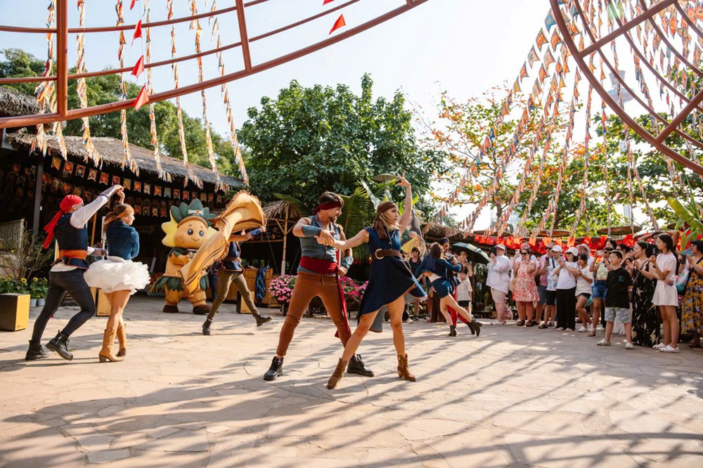 Nam đảo Phú Quốc rợp cờ hoa, bừng pháo hoa mừng Tết Nguyên đán - ảnh 4