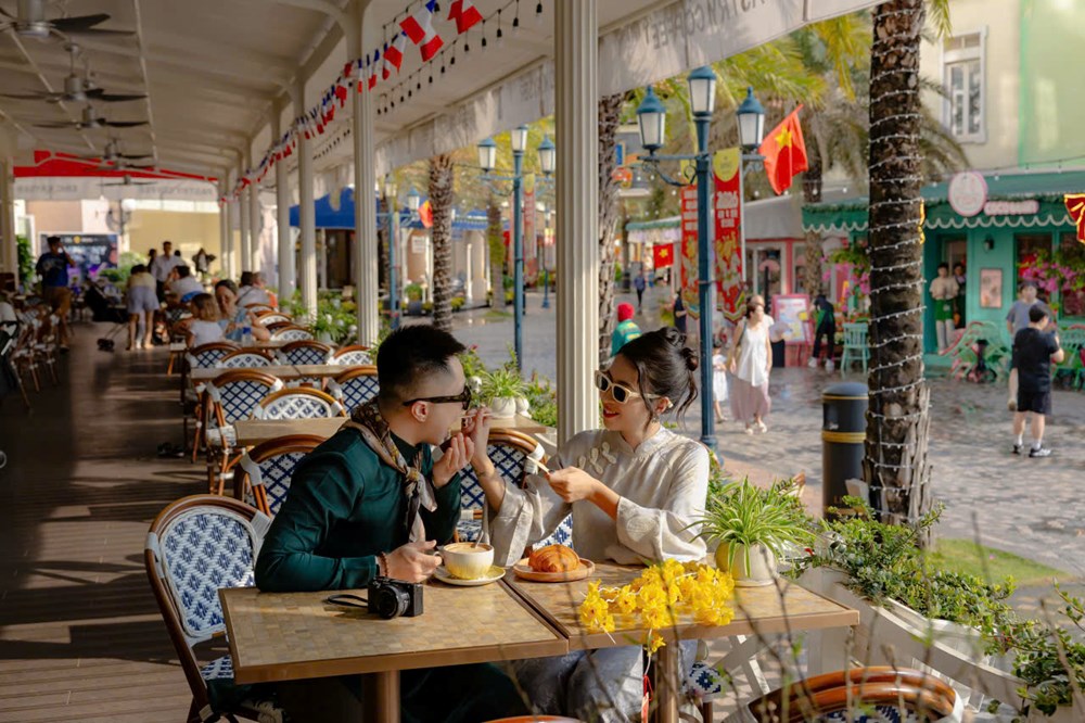 Nam đảo Phú Quốc rợp cờ hoa, bừng pháo hoa mừng Tết Nguyên đán - ảnh 2