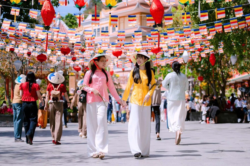 Gần 157.000 lượt khách đi cáp treo lên núi Bà Đen trong ngày Khai mạc Hội xuân  - ảnh 11