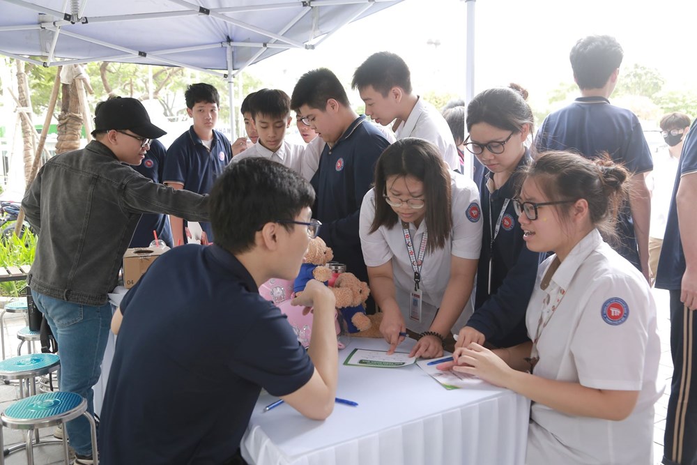 Học sinh Hà Nội thích thú lái thử xe máy điện VinFast, góp phần lan tỏa lối sống xanh - ảnh 1