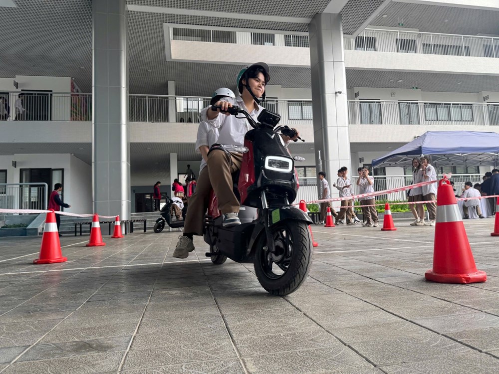 Học sinh Hà Nội thích thú lái thử xe máy điện VinFast, góp phần lan tỏa lối sống xanh - ảnh 2