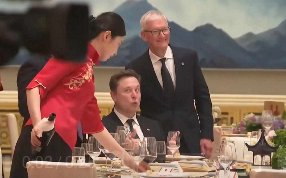 Tỉ phú Elon Musk “phấn khích” ở Bắc Kinh, gây sốt mạng xã hội - ảnh 1