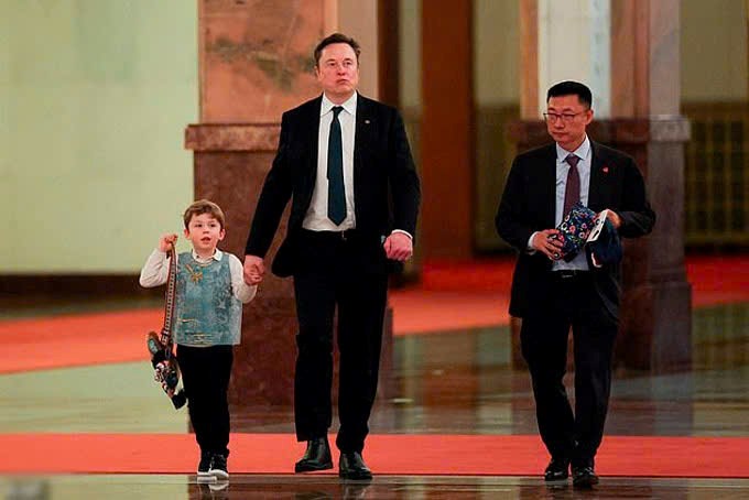 Tỉ phú Elon Musk “phấn khích” ở Bắc Kinh, gây sốt mạng xã hội - ảnh 2