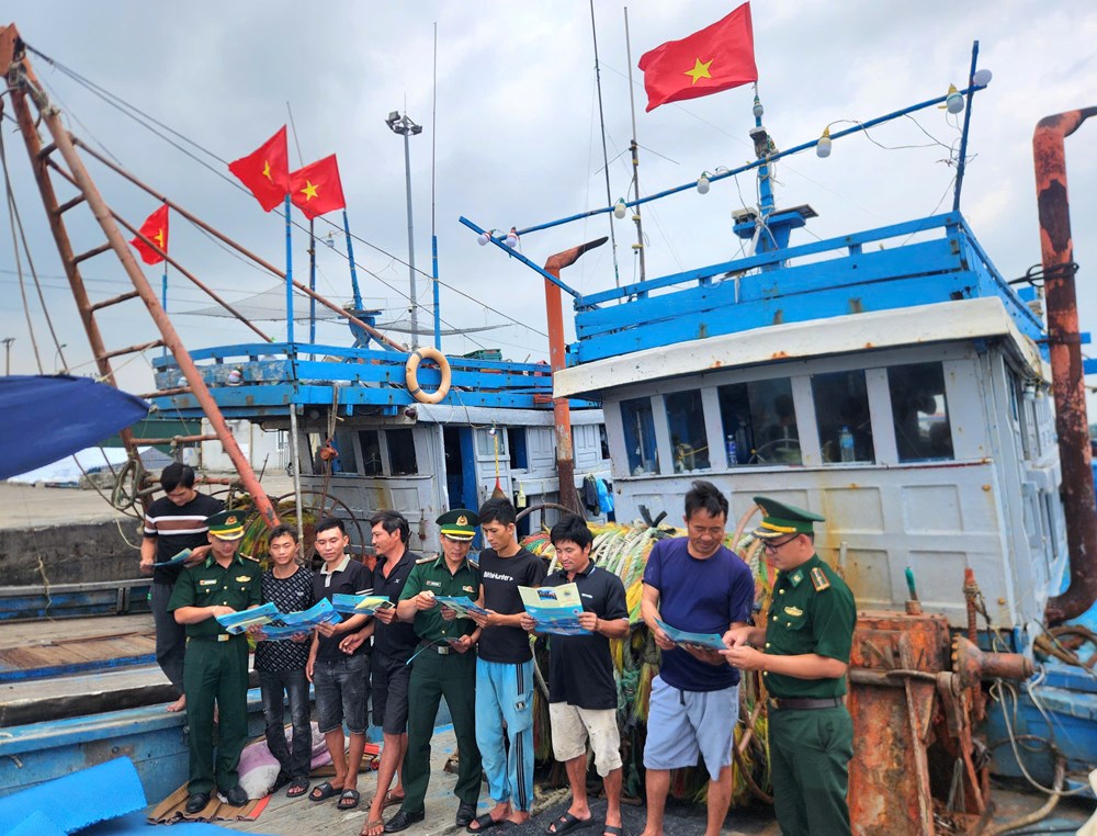 Theo những dòng tin ra khơi - ảnh 1