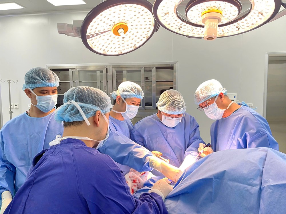 Vinmec Hải Phòng áp dụng thành công kỹ thuật thay khớp vai đảo ngược cho bệnh nhân người Anh - ảnh 1