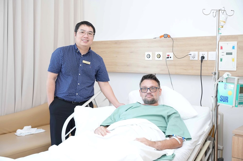 Vinmec Hải Phòng áp dụng thành công kỹ thuật thay khớp vai đảo ngược cho bệnh nhân người Anh - ảnh 2