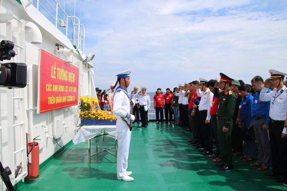 Tháng Bảy ở nghĩa trang xanh - ảnh 1