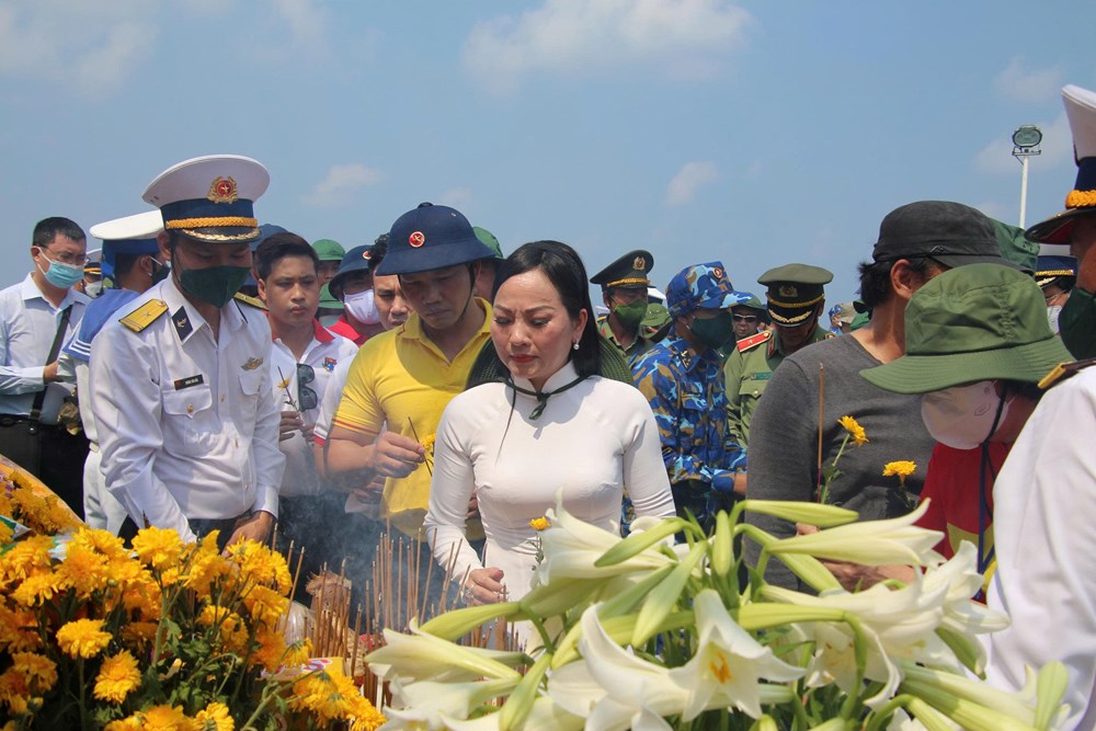 Tháng Bảy ở nghĩa trang xanh - ảnh 3