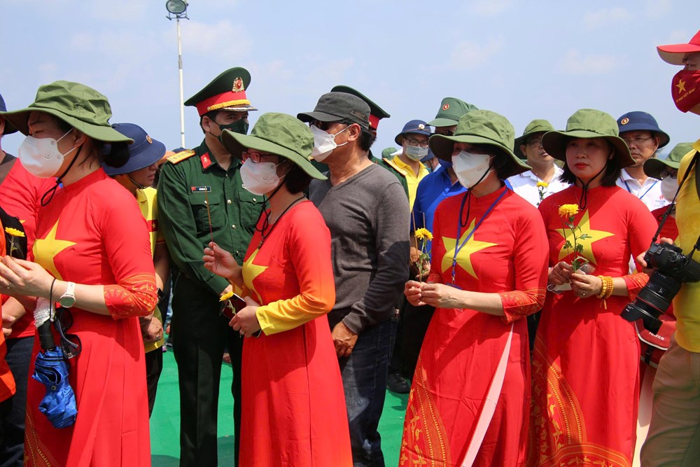 Tháng Bảy ở nghĩa trang xanh - ảnh 5
