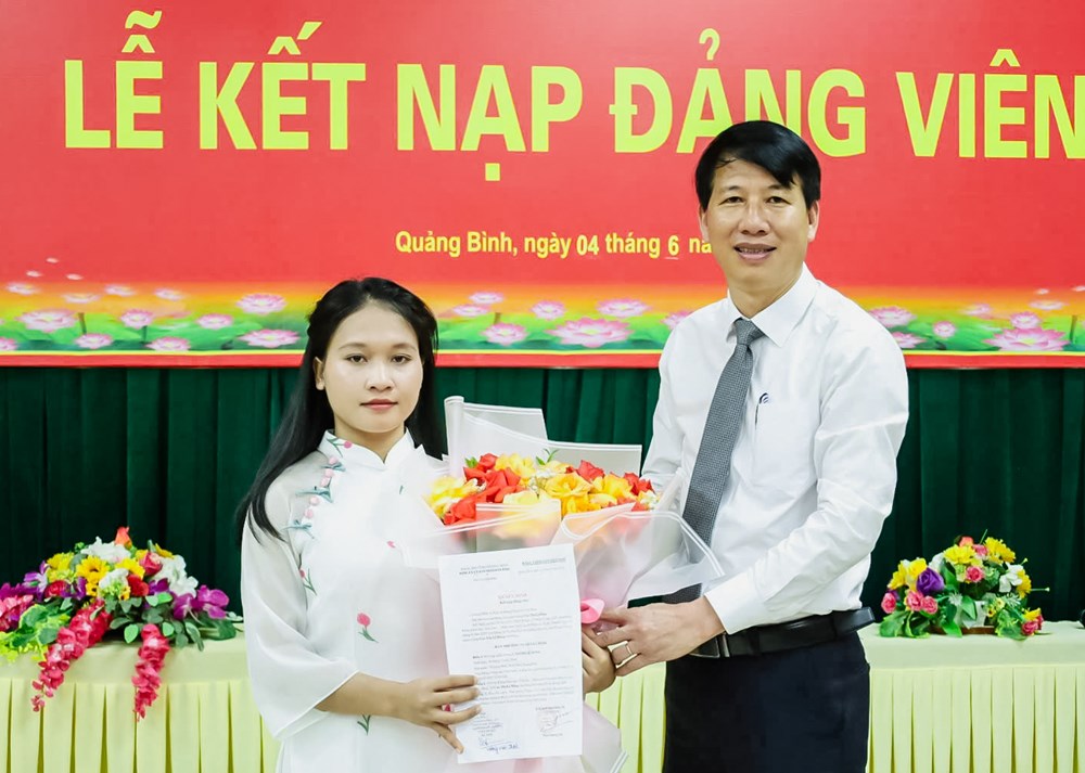 Bài 2 - Một cánh tay giơ lên - ảnh 2