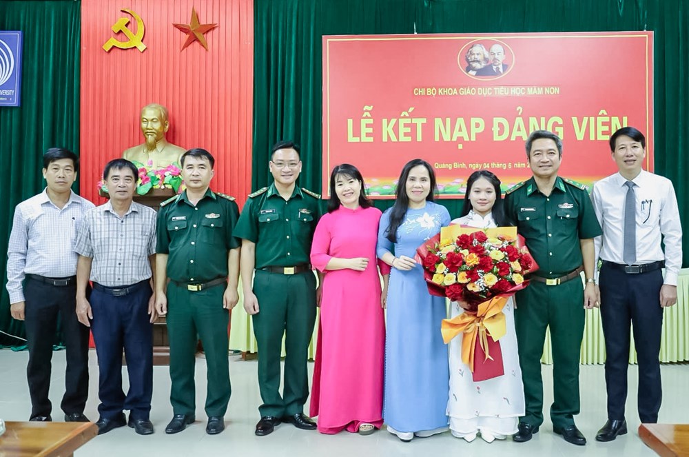 Bài 2 - Một cánh tay giơ lên - ảnh 1