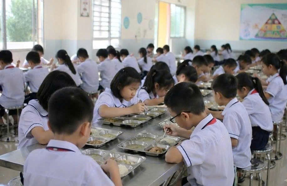 Từ năm học 2026-2027, học sinh tiểu học Hà Nội được hỗ trợ mức ăn bán trú thế nào? - ảnh 1