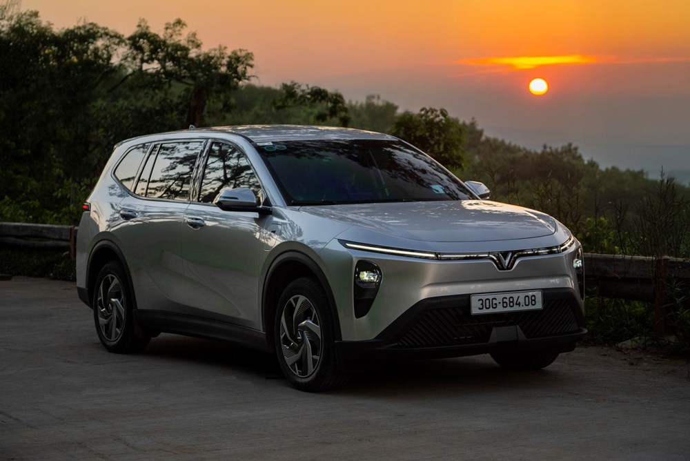 Từ xe công nghệ tới xe tự lái, người dùng ngày càng mê VinFast Limo Green - ảnh 1