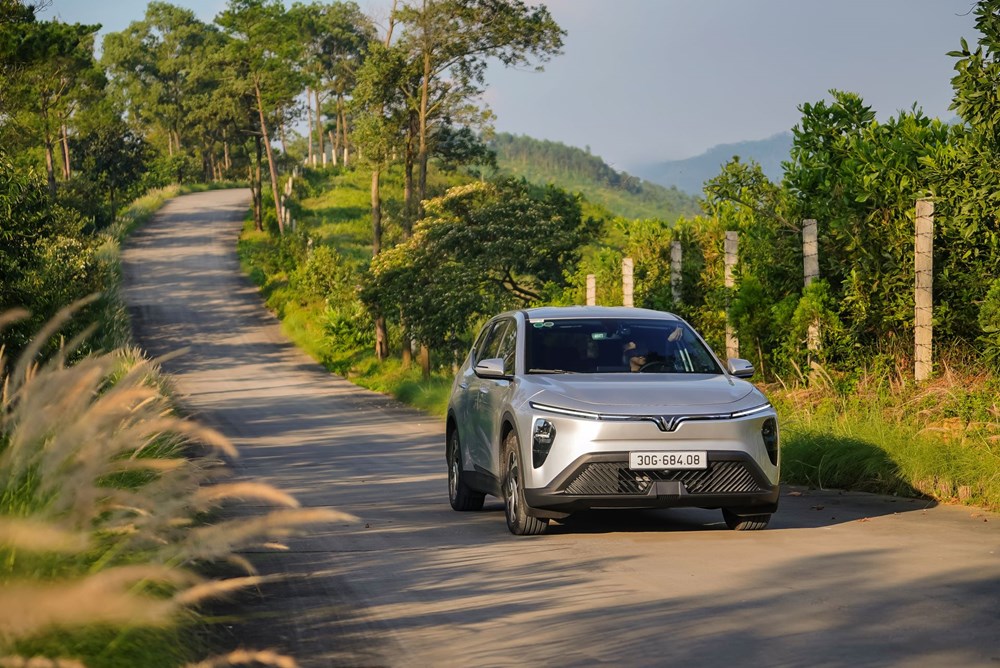 Từ xe công nghệ tới xe tự lái, người dùng ngày càng mê VinFast Limo Green - ảnh 2