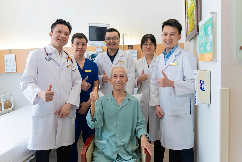 Cứu bệnh nhân U80 bị phình động mạch chủ dọa vỡ bằng kỹ thuật can thiệp không cần mổ mở - ảnh 2