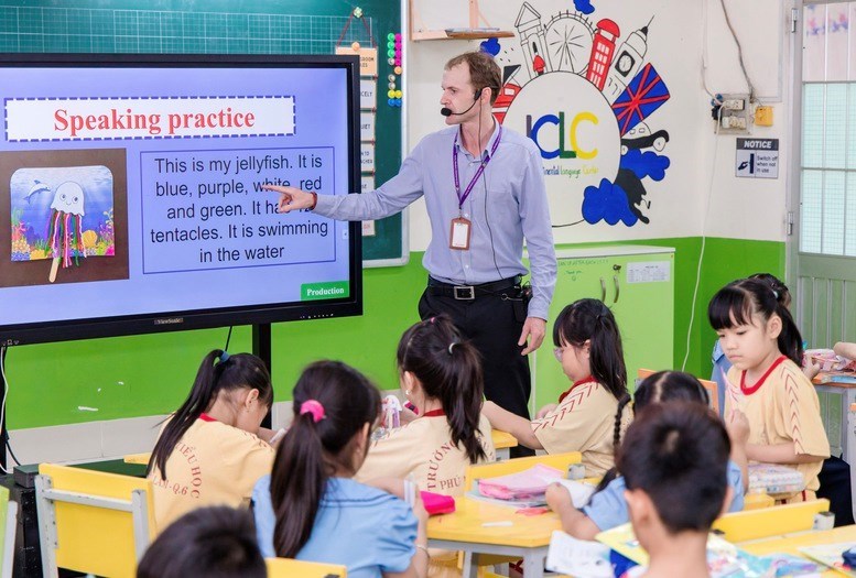 Sách giáo khoa miễn phí, vì sao phụ huynh vẫn phải mua sách tiếng Anh 200.000 đồng? - ảnh 1