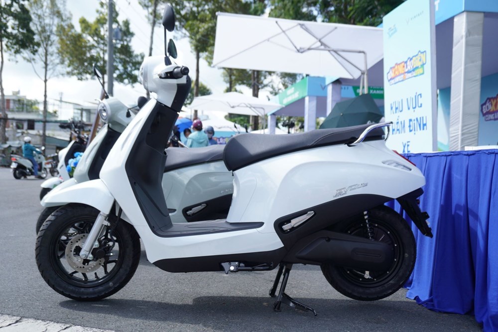 Không cần bằng lái, khách du lịch “xếp lốt” để thuê xe máy điện VinFast Evo Lite - ảnh 1