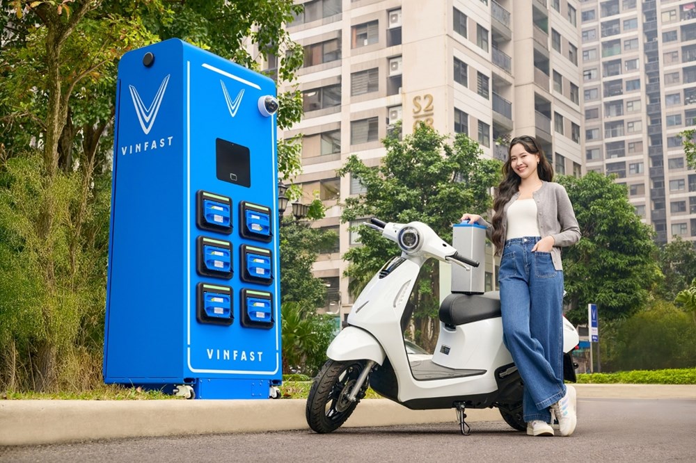 Không cần bằng lái, khách du lịch “xếp lốt” để thuê xe máy điện VinFast Evo Lite - ảnh 2