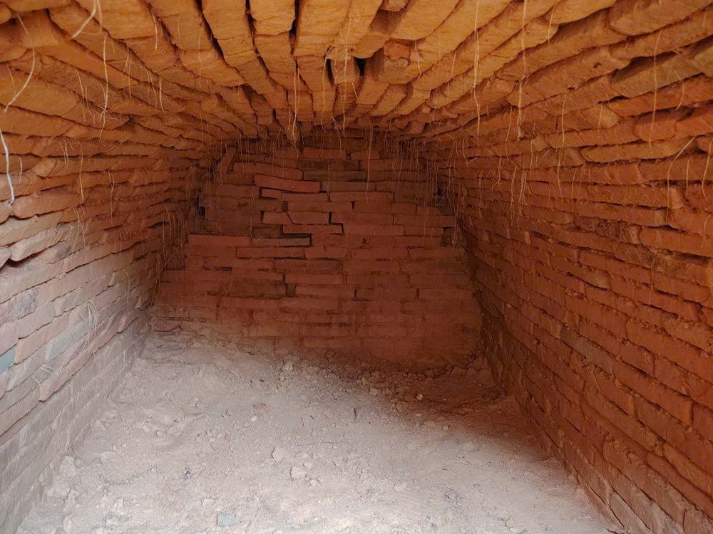 Phát hiện đôi kiếm lạ trong mộ gạch cổ ở Nghệ An - ảnh 2