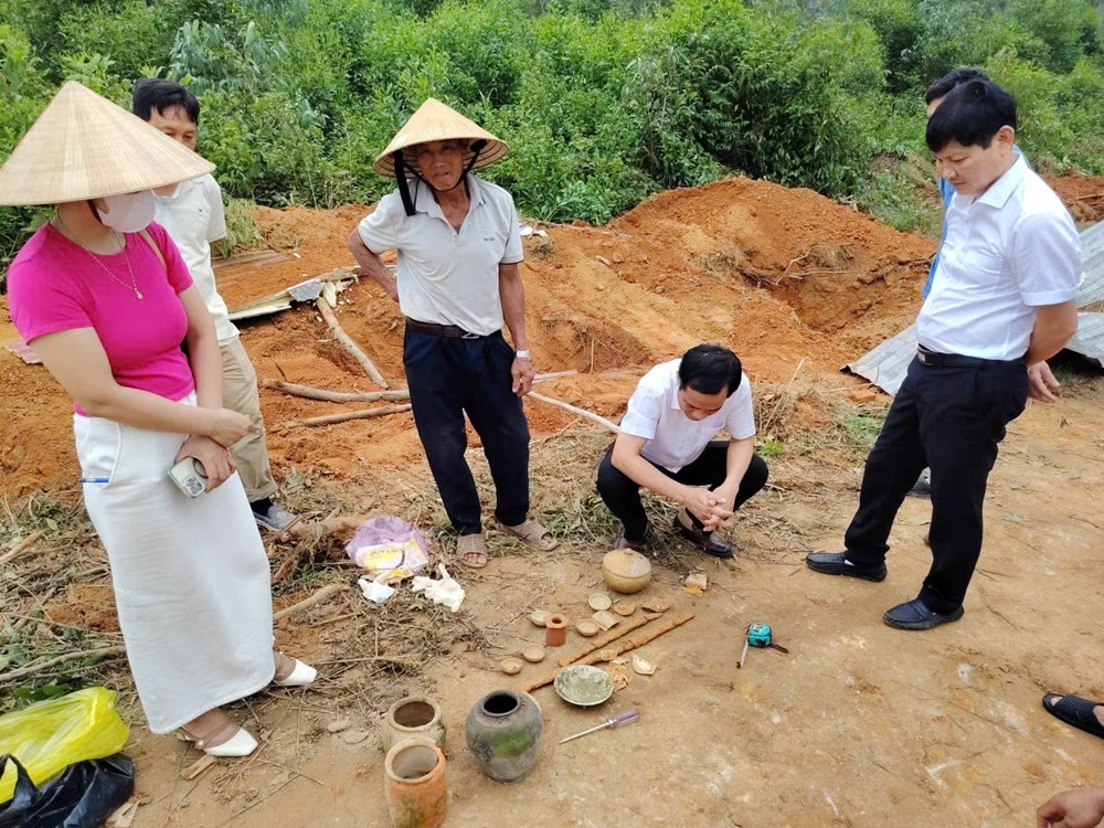 Phát hiện đôi kiếm lạ trong mộ gạch cổ ở Nghệ An - ảnh 1