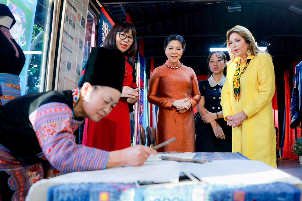 Phu nhân Tổng Bí thư, Chủ tịch nước Tô Lâm và phu nhân Tổng thống Panama tìm hiểu văn hóa các dân tộc Việt Nam - ảnh 1