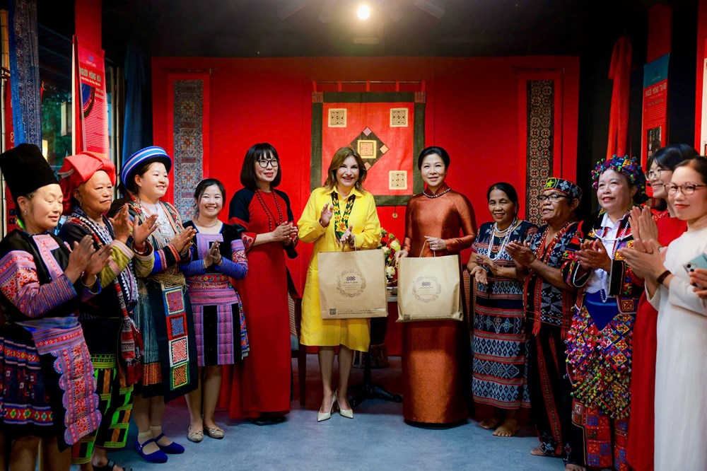Phu nhân Tổng Bí thư, Chủ tịch nước Tô Lâm và phu nhân Tổng thống Panama tìm hiểu văn hóa các dân tộc Việt Nam - ảnh 6