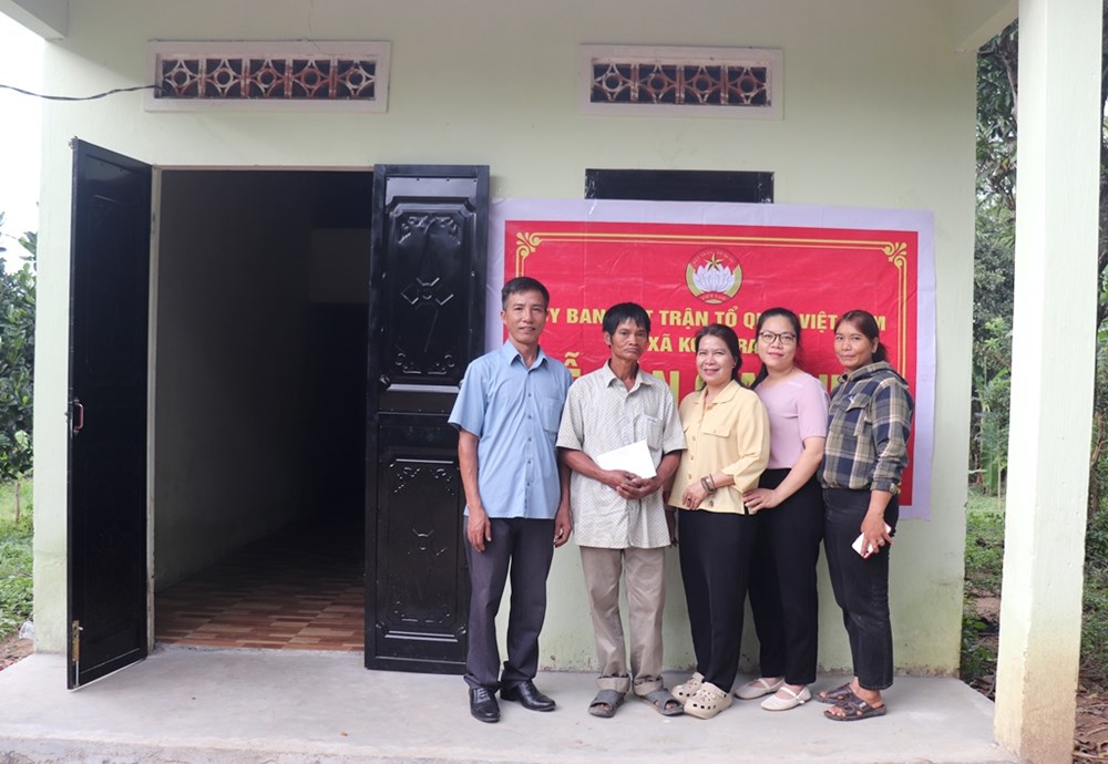 Quảng Ngãi bàn giao 8 ngôi nhà “Đại đoàn kết” cho người nghèo - ảnh 1