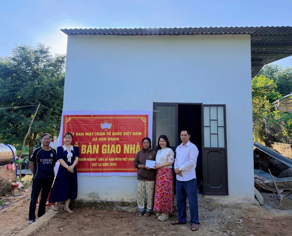 Quảng Ngãi bàn giao 8 ngôi nhà “Đại đoàn kết” cho người nghèo - ảnh 2