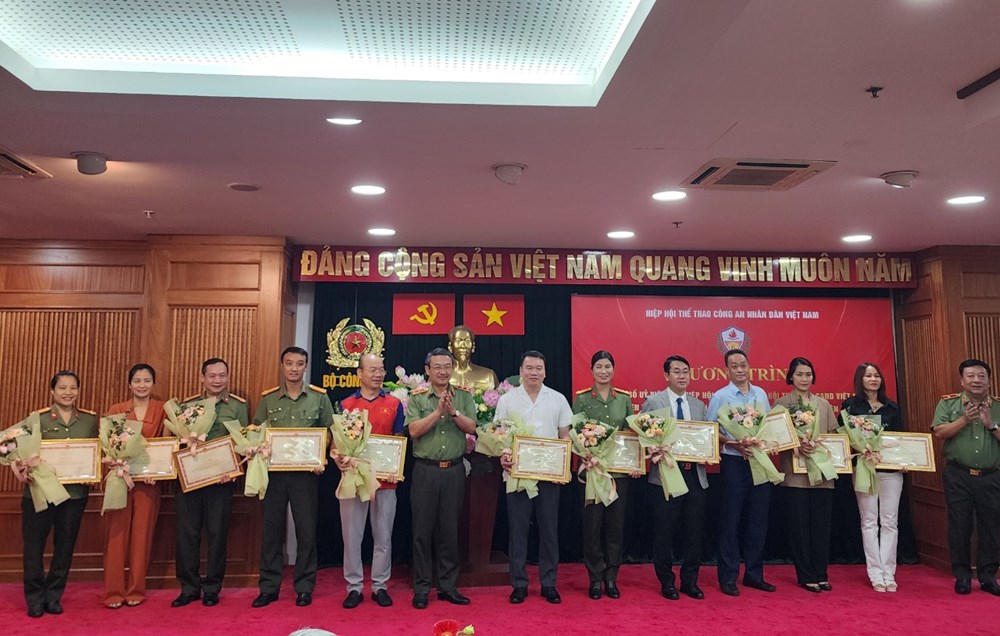 Trịnh Thu Vinh được Bộ Công an khen thưởng trước khi lên đường dự Olympic - ảnh 2