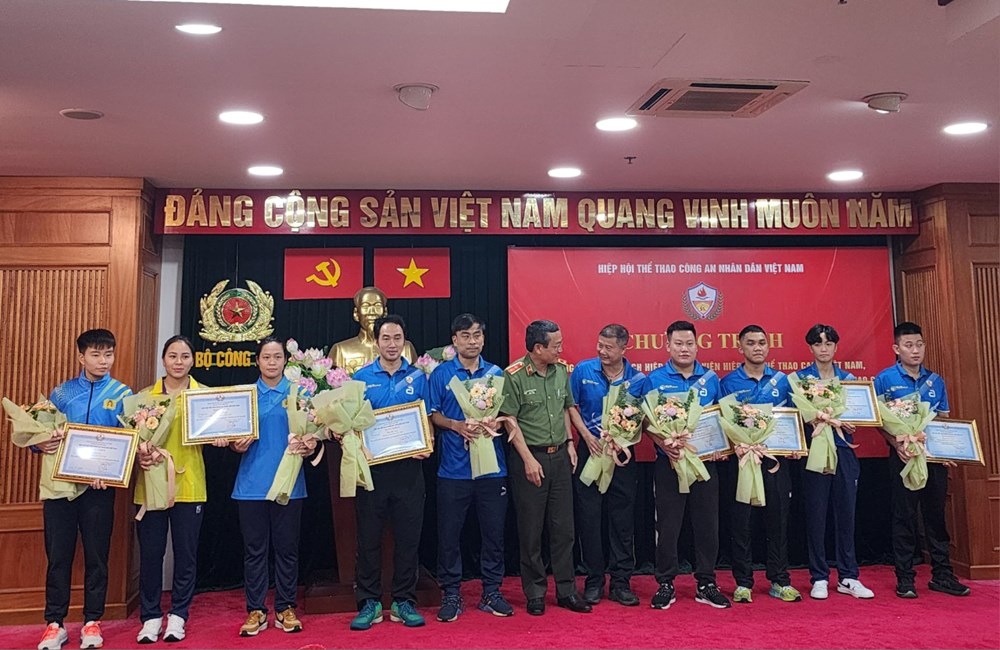 Trịnh Thu Vinh được Bộ Công an khen thưởng trước khi lên đường dự Olympic - ảnh 3