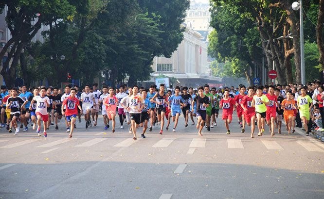 Hơn 1.000 VĐV dự chung kết Giải chạy Báo Hà Nội Mới mở rộng lần thứ 49 - Vì hòa bình - ảnh 2