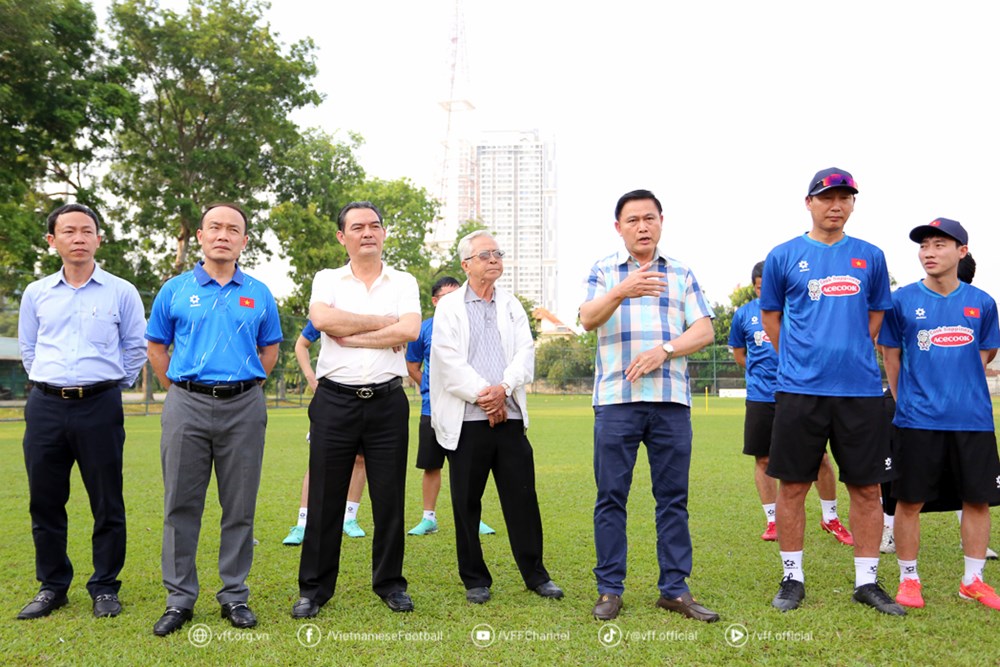 Phó Chủ tịch VFF Trần Anh Tú thăm, động viên đội tuyển Việt Nam - ảnh 1