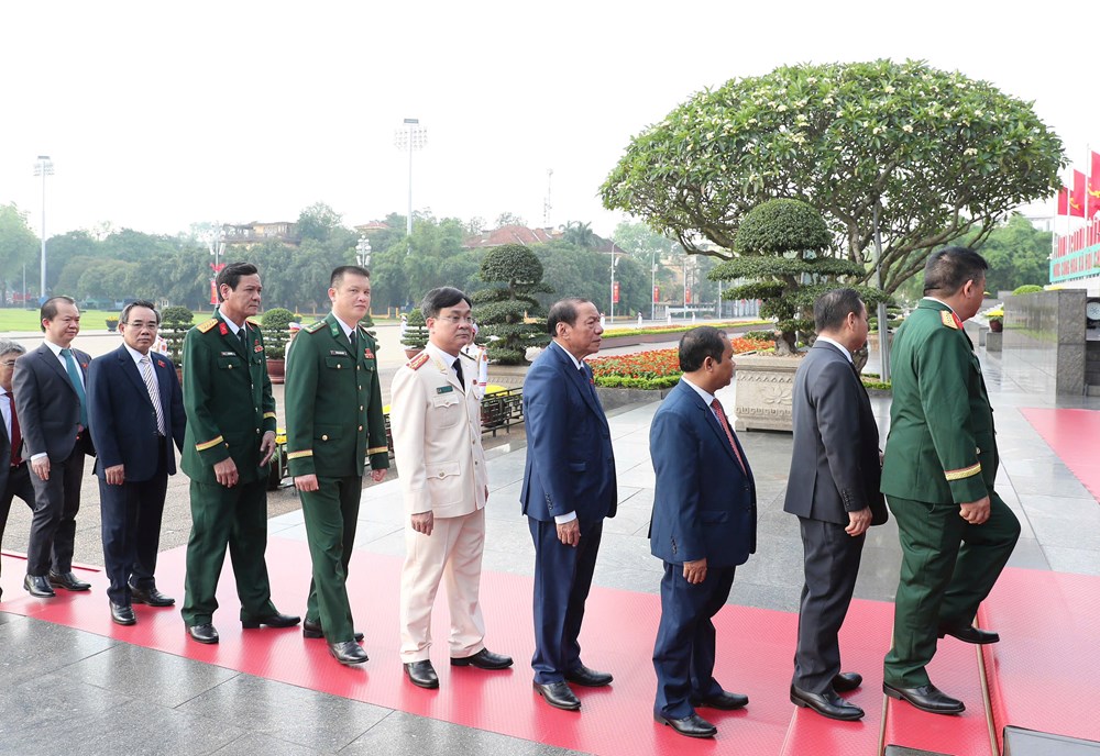 Lãnh đạo Đảng, Nhà nước và đại biểu Quốc hội vào Lăng viếng Chủ tịch Hồ Chí Minh - ảnh 2