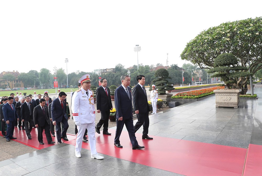 Lãnh đạo Đảng, Nhà nước và đại biểu Quốc hội vào Lăng viếng Chủ tịch Hồ Chí Minh - ảnh 3