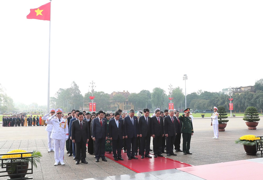 Lãnh đạo Đảng, Nhà nước và đại biểu Quốc hội vào Lăng viếng Chủ tịch Hồ Chí Minh - ảnh 4