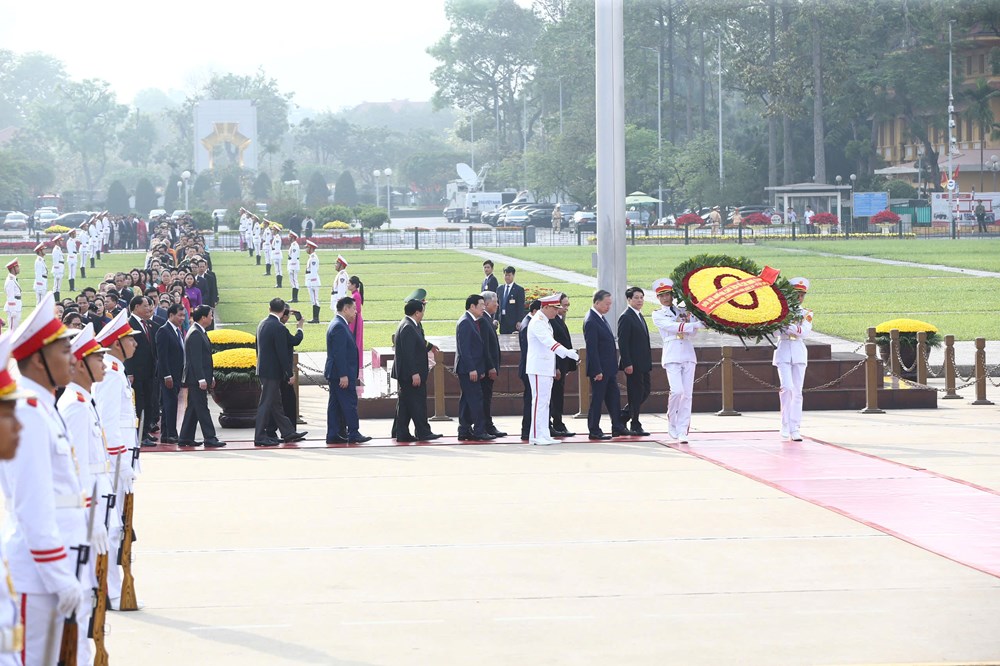 Lãnh đạo Đảng, Nhà nước và đại biểu Quốc hội vào Lăng viếng Chủ tịch Hồ Chí Minh - ảnh 5
