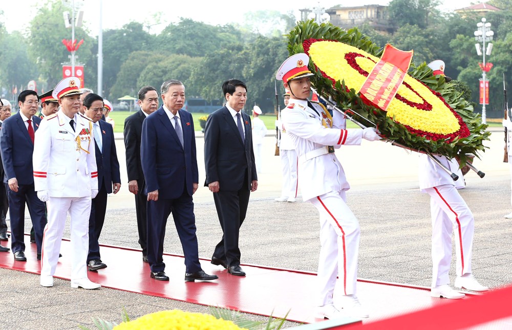 Lãnh đạo Đảng, Nhà nước và đại biểu Quốc hội vào Lăng viếng Chủ tịch Hồ Chí Minh - ảnh 6