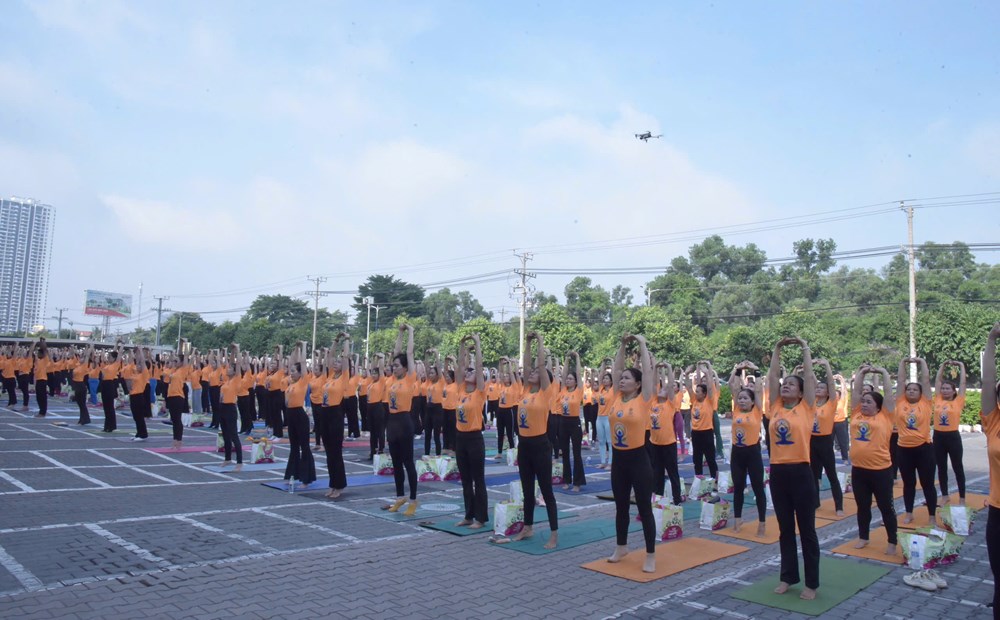 Hơn 1.000 người tham dự Ngày Quốc tế Yoga lần thứ 11 năm 2025 tại Bình Dương - ảnh 1
