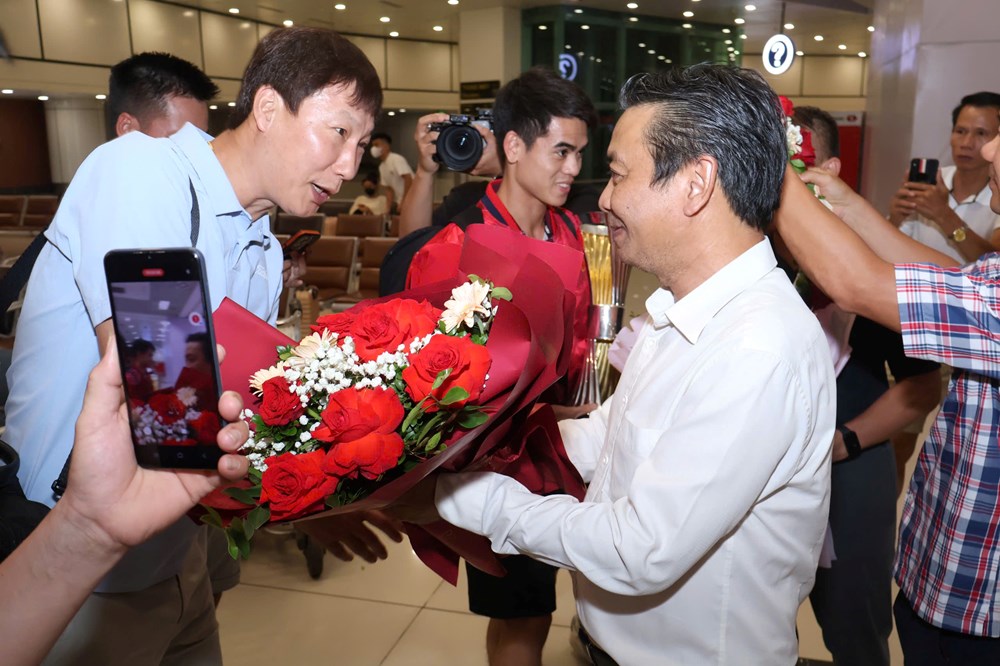 Thứ trưởng Hoàng Đạo Cương đón U23 Việt Nam trở về sau chiến tích vô địch Đông Nam Á - ảnh 1