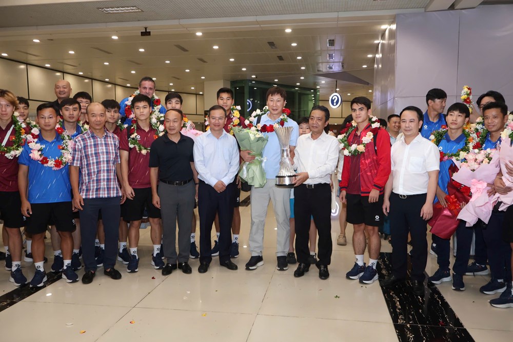 Thứ trưởng Hoàng Đạo Cương đón U23 Việt Nam trở về sau chiến tích vô địch Đông Nam Á - ảnh 2