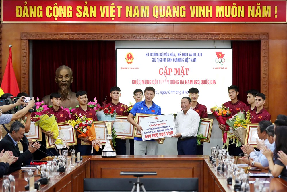 Bộ trưởng Nguyễn Văn Hùng chúc mừng đội tuyển U23 Việt Nam vô địch U23 Đông Nam Á - ảnh 8