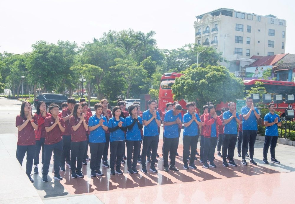 Tuyển nữ Việt Nam dâng hương tại tượng đài Lê Chân (Hải Phòng) - ảnh 1