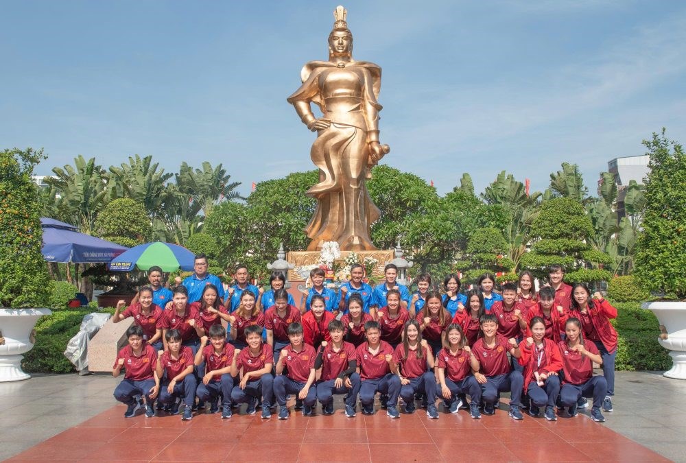 Tuyển nữ Việt Nam dâng hương tại tượng đài Lê Chân (Hải Phòng) - ảnh 2