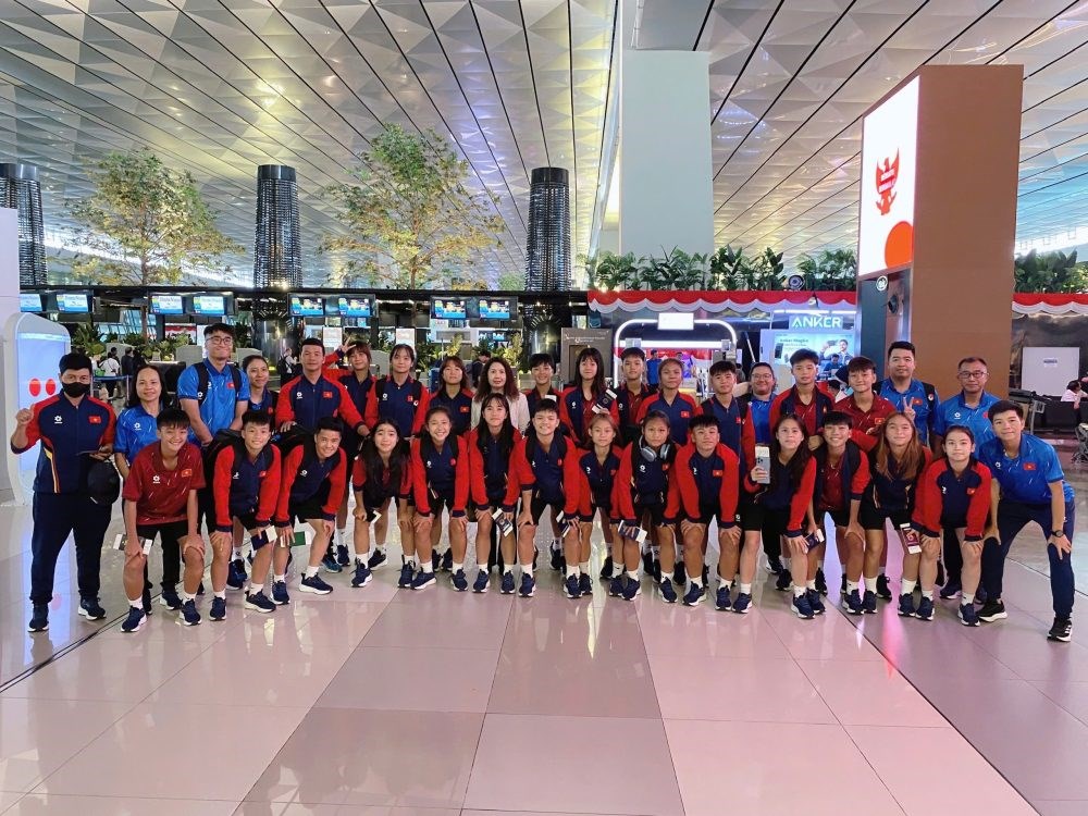 U16 nữ Việt Nam đến Indonesia, khởi động hành trình chinh phục ngôi vô địch Đông Nam Á 2025 - ảnh 1