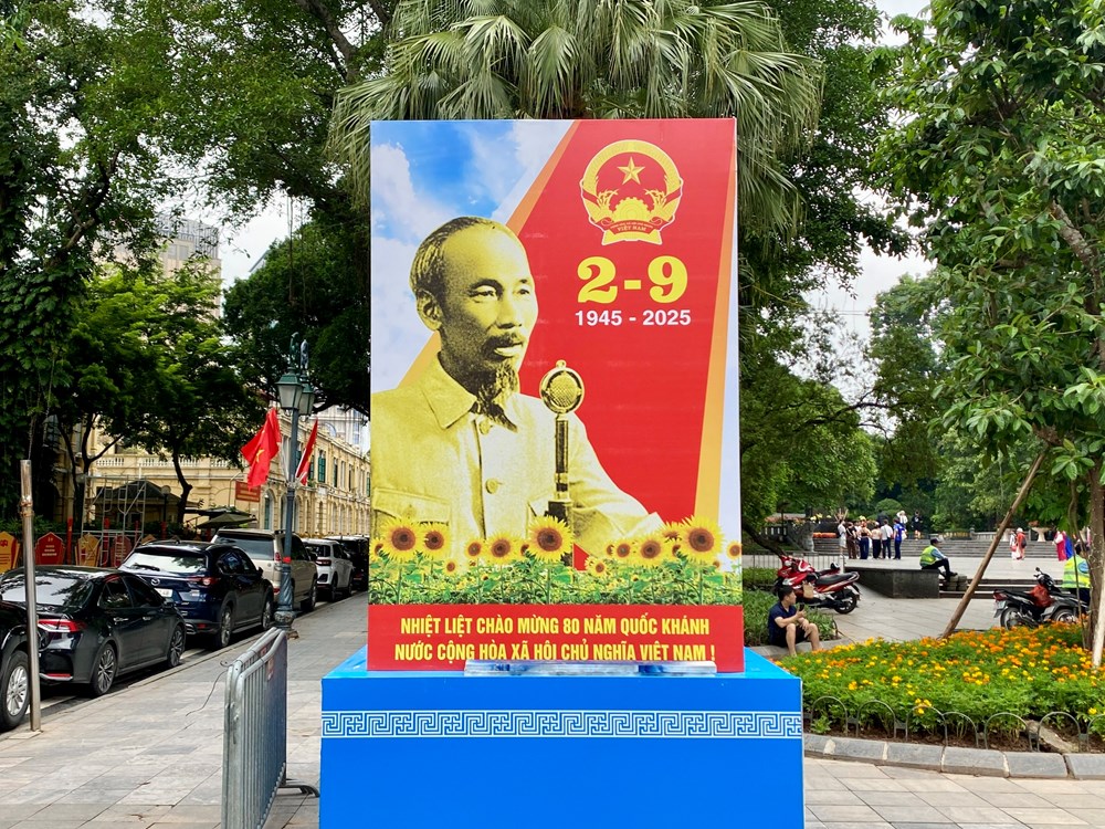 Người dân nô nức ra đường chào mừng ngày Quốc khánh 2.9 - ảnh 7