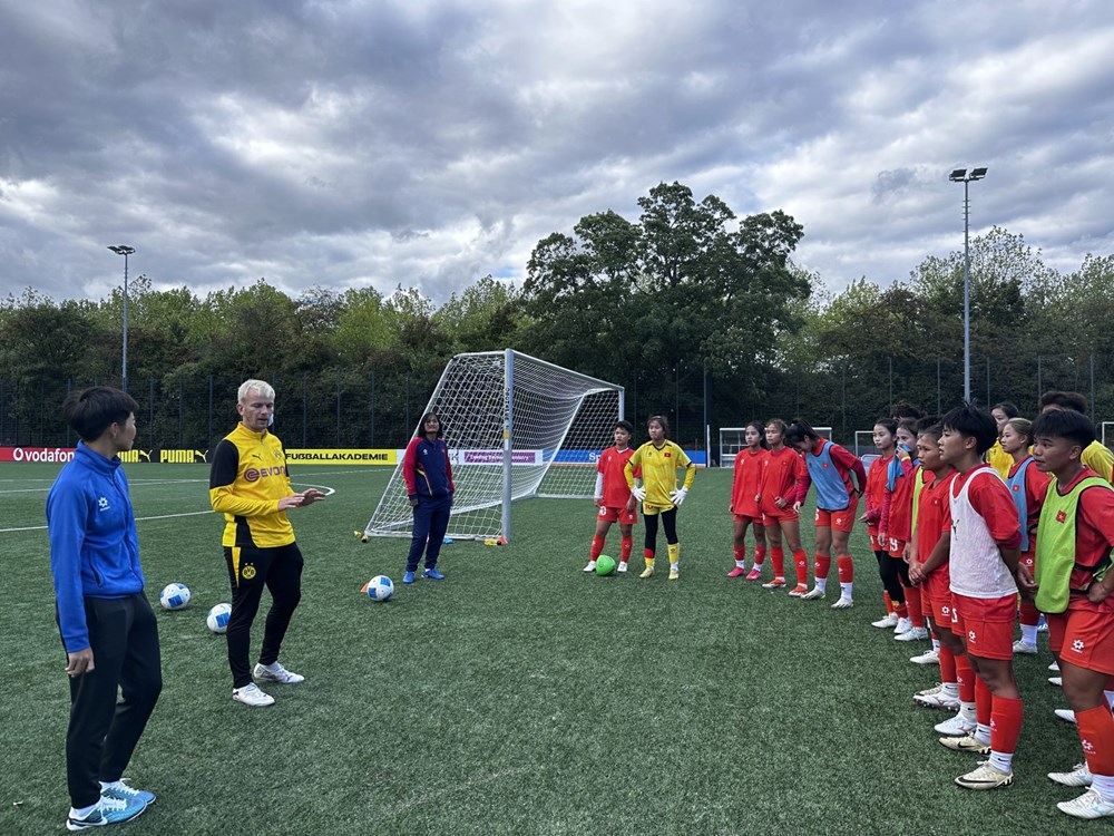 HLV đội U17 Borussia Dortmund khen ngợi cầu thủ U17 nữ Việt Nam - ảnh 1
