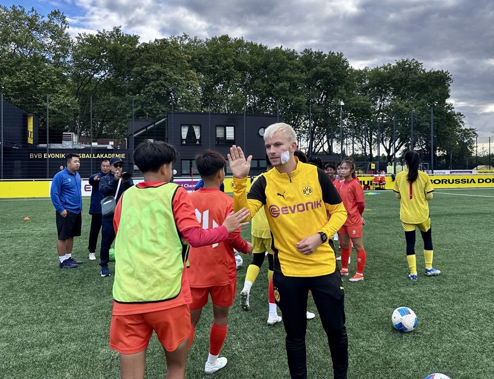 HLV đội U17 Borussia Dortmund khen ngợi cầu thủ U17 nữ Việt Nam - ảnh 2